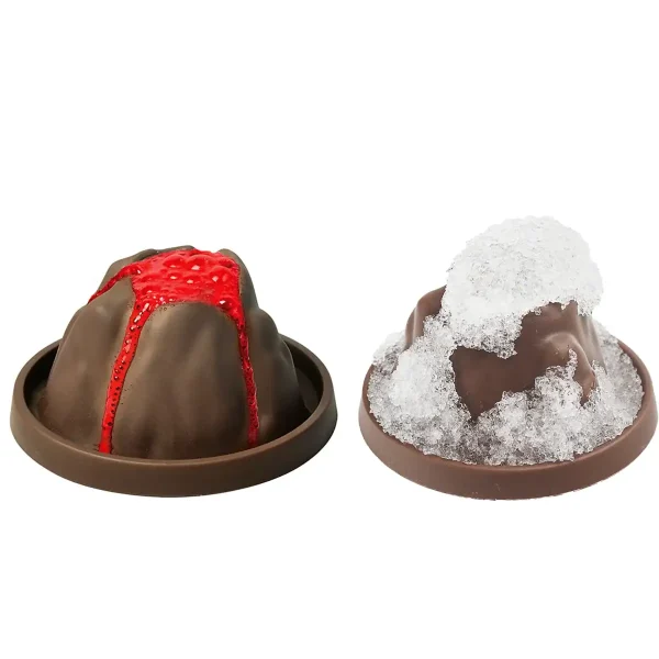 Dois moldes de chocolate decorados, um com açúcar de confeiteiro e outro com calda vermelha, perfeitos para uma apresentação gourmet e científica.