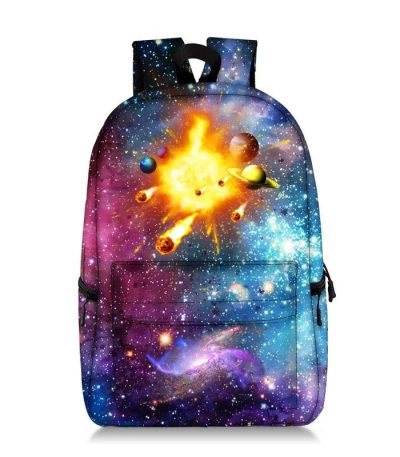 Mochila com padrão de galáxia e planetas.