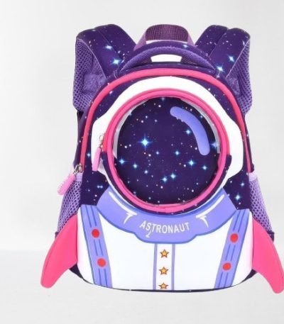 Uma mochila para crianças com padrão de astronauta e estrelas, perfeita para os amantes do espaço e da ciência.