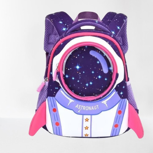 Uma mochila para crianças com padrão de astronauta e estrelas, perfeita para os amantes do espaço e da ciência.