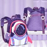 Mochila infantil com padrão de astronauta e estrelas, ideal para a escola ou atividades lúdicas.
