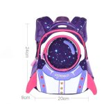 Mochila infantil com padrão de astronauta e estrelas, ideal para a escola ou atividades.
