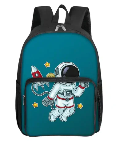 Mochila infantil com padrão de astronauta, foguete e estrelas, perfeita para os jovens apaixonados por espaço e ciências. Design lúdico e colorido, ideal para a escola ou atividades extracurriculares.