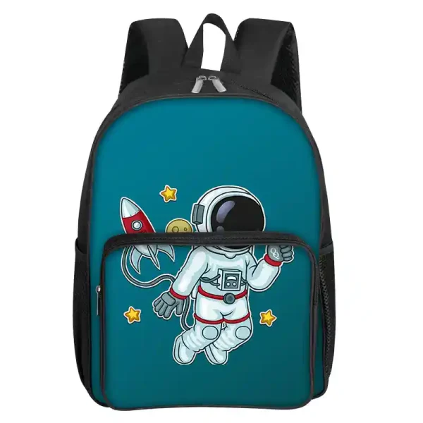 Mochila infantil com padrão de astronauta, foguete e estrelas, perfeita para os jovens apaixonados por espaço e ciências. Design lúdico e colorido, ideal para a escola ou atividades extracurriculares.