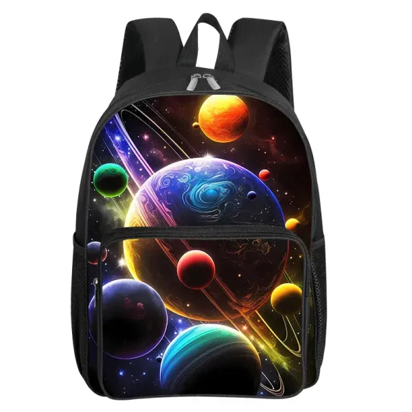 Mochila com padrão de planetas e galáxia no espaço.