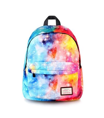 Mochila galáxia colorida com padrão cósmico, ideal para escola ou lazer, trazendo um toque de universo e aventura ao seu estilo.