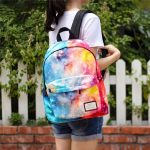 Mochila infantil com padrão de galáxia colorida, ideal para a escola ou atividades ao ar livre. Design vibrante e moderno, perfeito para jovens apaixonados por astronomia.