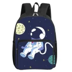 Mochila infantil com padrão de astronauta e planetas no espaço.