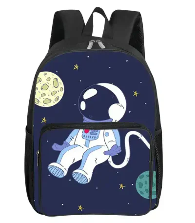Mochila infantil com padrão de astronauta e planetas no espaço.