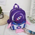 Mochila infantil com padrão de foguete espacial, cores roxa e rosa, perfeita para jovens apaixonados por espaço e astronomia.