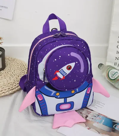 Mochila infantil com padrão de foguete espacial, cores roxa e rosa, perfeita para jovens apaixonados por espaço e astronomia.