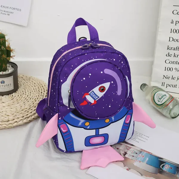 Mochila infantil com padrão de foguete espacial, cores roxa e rosa, perfeita para jovens apaixonados por espaço e astronomia.