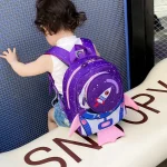 Mochila infantil com padrão de foguete espacial, perfeita para a escola ou atividades lúdicas.