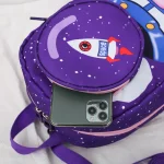 Mochila infantil com padrão de foguete espacial e estrelas.