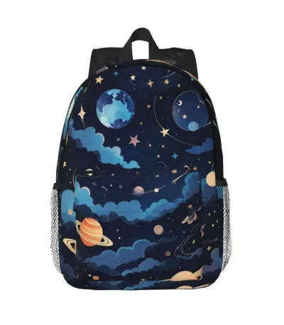 Mochila com padrão de espaço e planetas, ideal para os amantes de astronomia e ciência, perfeita para a escola ou atividades ao ar livre.