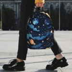 Mochila com padrão de espaço e planetas.