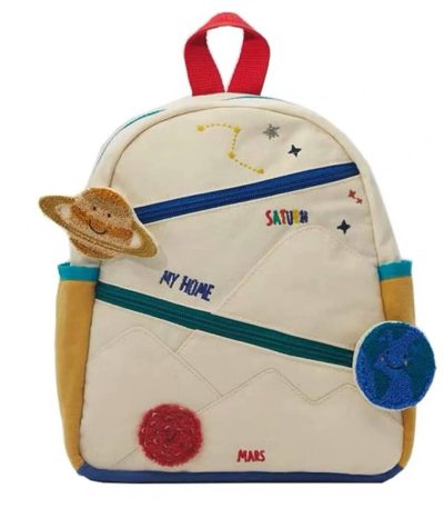 Mochila infantil com tema espacial, decorações de planetas e estrelas, ideal para a escola ou atividades lúdicas.