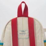 Etiqueta personalizável em uma mochila científica, perfeita para estudantes ou apaixonados por ciências, com um design prático e colorido.