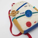 Mochila para crianças com decorações de planetas em feltro, perfeita para o aprendizado sobre o espaço e a decoração do quarto.