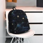 Mochila com padrão de galáxia estrelada, ideal para os amantes de astronomia e da decoração científica. Perfeita para transportar suas coisas enquanto exibe um estilo cósmico único.
