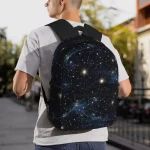 Mochila com padrão de constelações e estrelas, ideal para os amantes da astronomia e da decoração científica. Perfeita para a escola ou passeios ao ar livre.