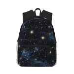 Mochila com design celeste representando constelações e estrelas brilhantes, ideal para os amantes de astronomia e da decoração científica.