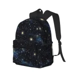 Mochila com padrão de universo e constelações.
