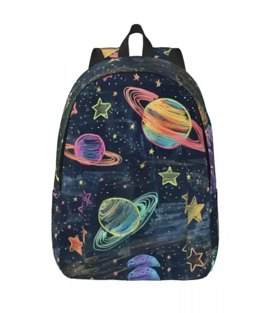 Mochila com padrão de planetas e estrelas coloridas sobre fundo preto, ideal para os amantes da astronomia e das ciências. Perfeita para a escola ou atividades ao ar livre.
