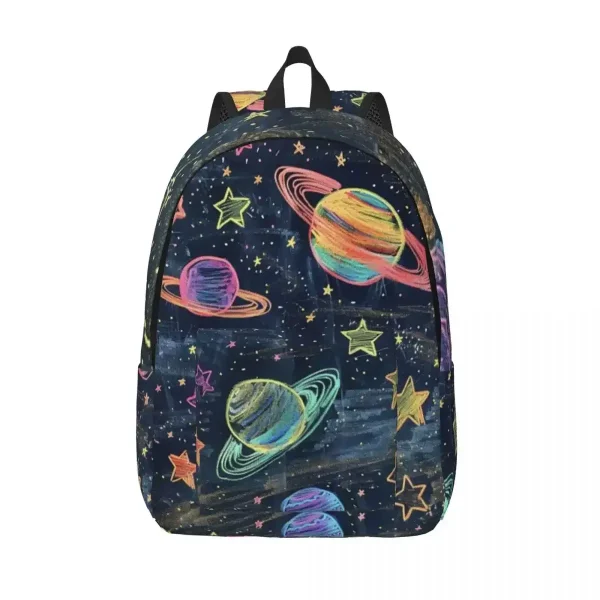 Mochila com padrão de planetas e estrelas coloridas sobre fundo preto, ideal para os amantes da astronomia e das ciências. Perfeita para a escola ou atividades ao ar livre.