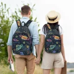 Passeio escolar de crianças com mochilas com padrões de planetas e estrelas em um ambiente natural.