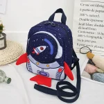 Mochila infantil tema espacial, design astronauta com foguete e estrelas.