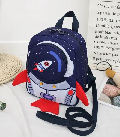 Mochila infantil tema espacial, design astronauta com foguete e estrelas.