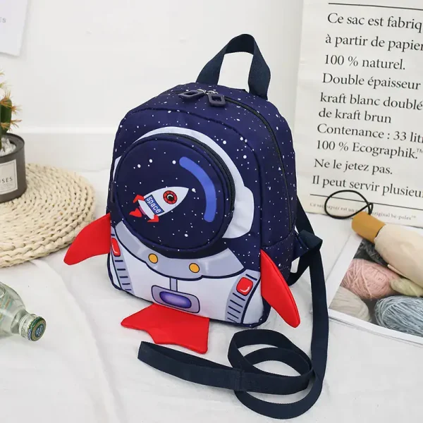 Mochila infantil tema espacial, design astronauta com foguete e estrelas.