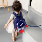 Mochila infantil tema espaço com foguete.