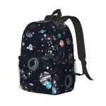 Mochila com padrão do universo e planetas, ideal para os amantes de astronomia e decoração científica.