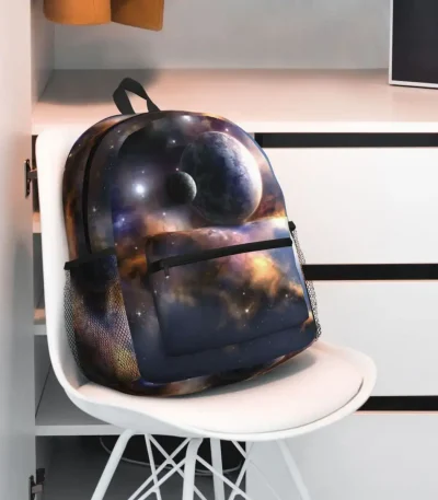 Mochila com padrão de universo, galáxias e planetas.