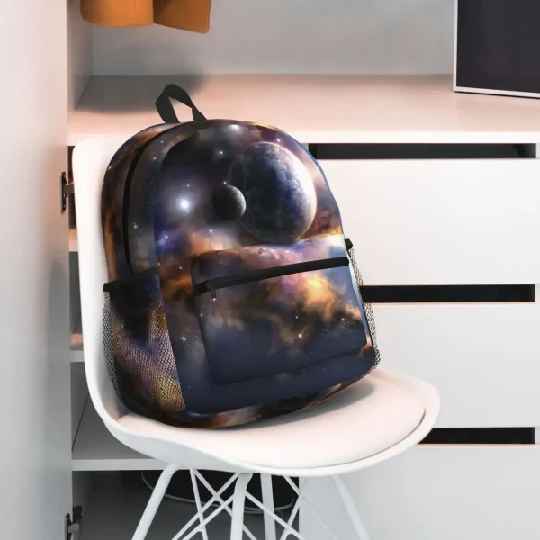 Mochila com padrão de universo, galáxias e planetas.