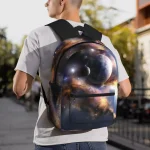 Mochila com padrão galáctico representando um espaço estrelado, ideal para os amantes da astronomia e da ciência. Perfeita para a escola ou passeios, unindo estilo e paixão pelo universo.
