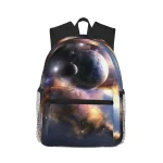 Mochila com padrão de espaço e planetas, ideal para os amantes de ciência e astronomia, perfeita para a escola ou atividades ao ar livre.