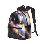 Mochila com padrão de espaço e planetas, ideal para estudantes e amantes da astronomia. Design inspirado no universo, perfeito para transportar livros e material.