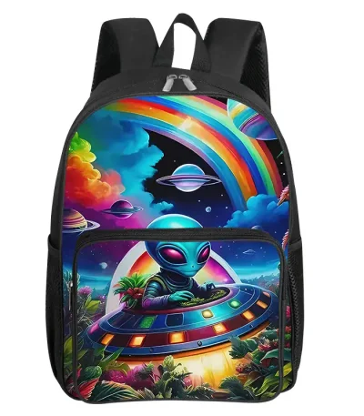 Mochila colorida com extraterrestre e cena espacial futurista, incluindo planetas, um arco-íris e uma nave espacial, ideal para os amantes de ficção científica e astronomia.