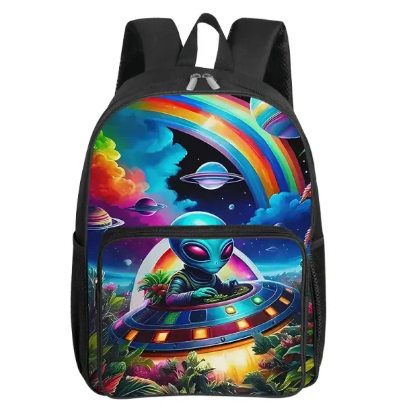 Mochila colorida com extraterrestre e cena espacial futurista, incluindo planetas, um arco-íris e uma nave espacial, ideal para os amantes de ficção científica e astronomia.