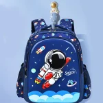 Mochila infantil com padrão de astronauta e espaço.