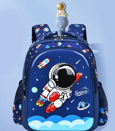 Mochila infantil com padrão de astronauta e espaço.