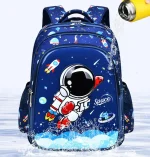 Mochila infantil com padrão de astronauta no espaço, ideal para a escola ou atividades. Design colorido com ilustrações de foguetes, planetas e estrelas, perfeita para os jovens apaixonados pelo espaço.