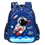 Mochila infantil tema espaço com astronautas e planetas.