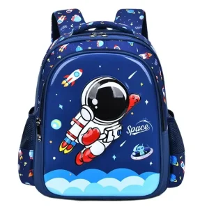 Mochila infantil tema espaço com astronautas e planetas.