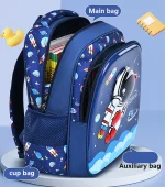 Mochila para crianças com padrão espacial, incluindo um grande compartimento principal, um saco para copo e um saco auxiliar, ideal para a escola ou atividades.