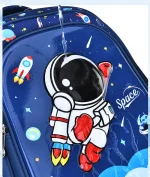 Mochila infantil com design de astronauta e padrão espacial, ideal para os amantes do espaço e da aventura. Perfeita para a escola ou atividades ao ar livre.
