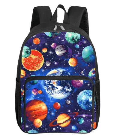 Mochila com padrão de planetas e galáxias.